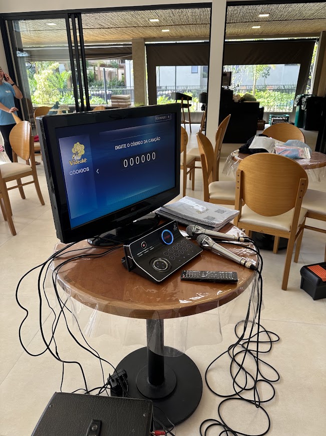 Videokê preparado para evento em espaço de festas